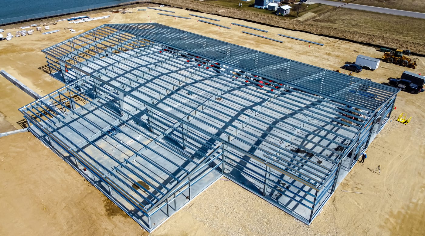 Edificio en construcción con estructura de vigas y pilares de acero