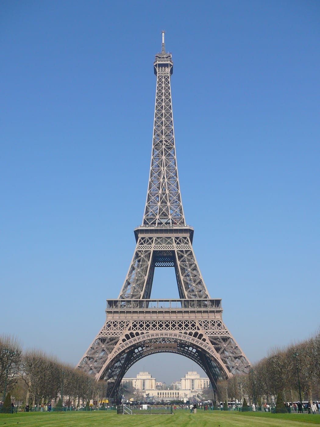 Torre Eiffel, estructura de hierro triangulada