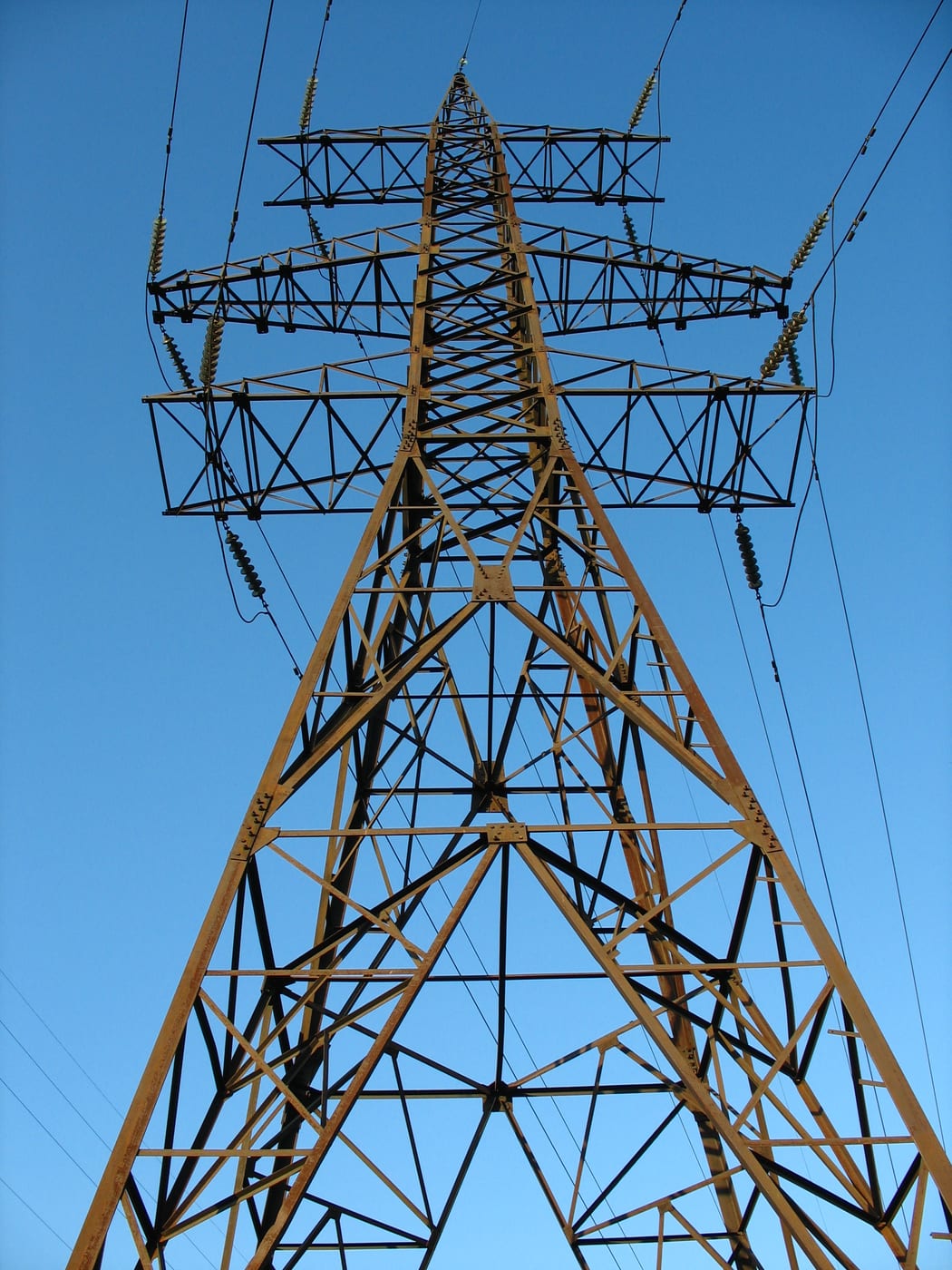 Torre de alta tensión, estructura triangulada